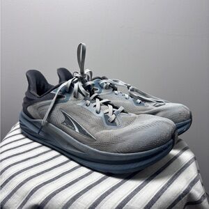 Men's Altra Torin 8 zero-drop athletic shoes size 10